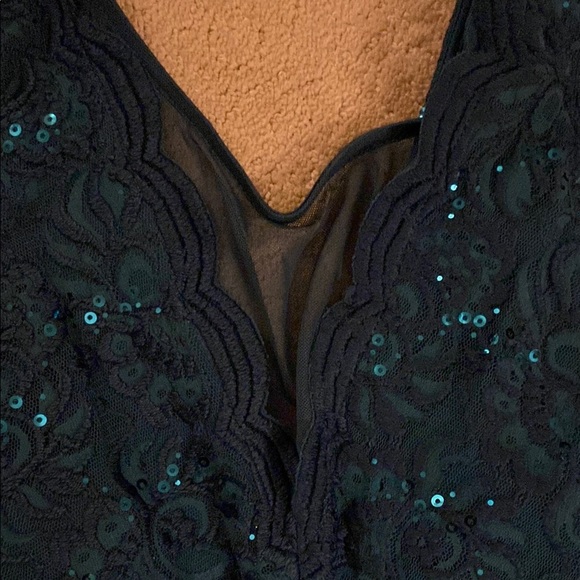 ***NWT*** SPEECHLESS EMERALD GREEN SEQUIN LACE FIT & FLARE FORMAL DRESS - Picture 5 of 14
